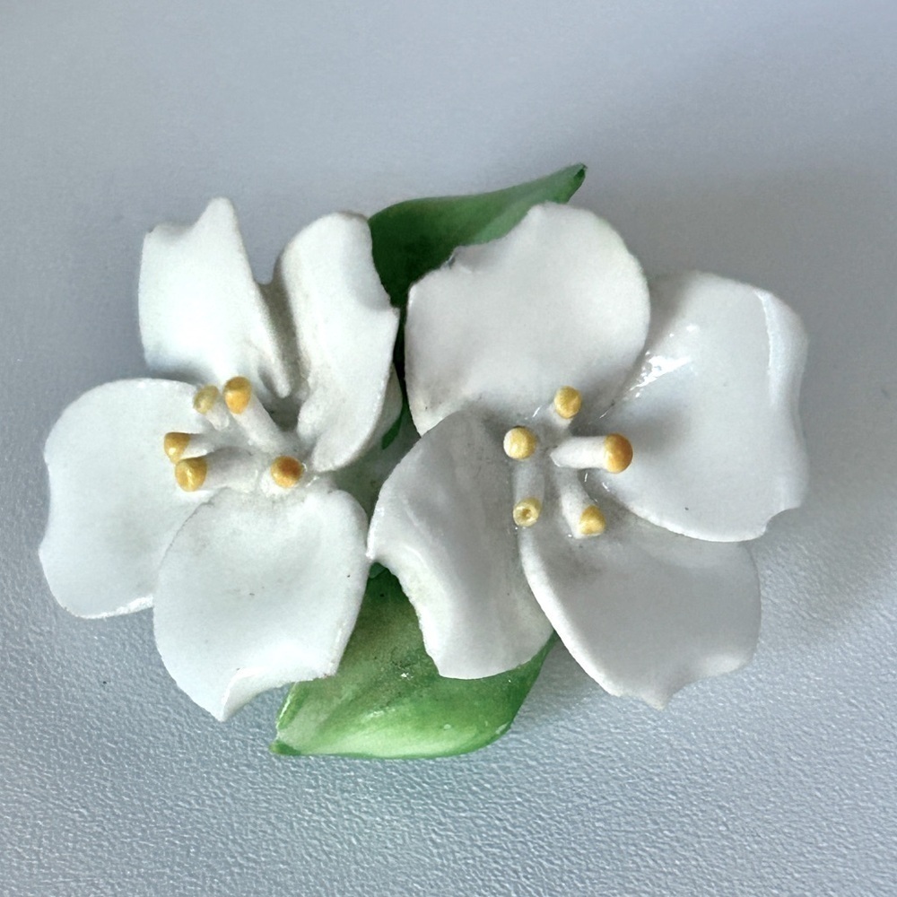 Vintage Denton Porcelain China White Flower Brooch Made In England Green…​​​​​​